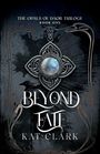 "The Opals of Daor Trilogy. Book One. Beyond Fate. Kat Clark." Ein kunstvolles Amulett mit Edelstein auf dunklem Hintergrund.