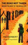 Text: "THE ROAD NOT TAKEN. MAKING THE MOST OF THE SINGLE LIFE. By TIM HERBERT (co-editor of Single Mission)." Illustration: Ein Wanderer mit Hut und Rucksack auf einem gelben Weg im herbstlichen Wald.