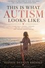 „THIS IS WHAT AUTISM LOOKS LIKE.“ Ein Kind geht mit einem Spielzeug am steinigen Strand entlang, Blick aufs Meer.