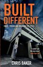 „BUILT DIFFERENT“ oben, „CHRIS BAKER“ unten. Ein Mann steht vor einem imposanten Gebäude.