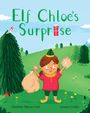 „Elf Chloe's Surprise“. Illustration: Ein Elf in rot-grüner Kleidung trägt Geschenke auf einer Waldwiese.