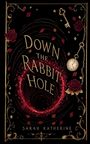 „DOWN THE RABBIT HOLE“ und „SARAH KATHERINE“. Illustration mit Rosen, Schlüssel, Uhr und spiralförmigen Elementen.