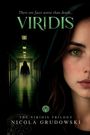 "There are fates worse than death... VIRIDIS. The Viridis Trilogy. Nicola Grudowski." Ein Gesicht mit grünen Augen und Flur.
