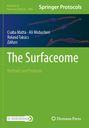 "The Surfaceome: Methods and Protocols". Grüner Hintergrund, wissenschaftliches Design mit blauen, zellenartigen Illustrationen.