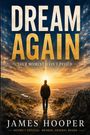 „DREAM AGAIN“ und „YOUR MOMENT HASN’T PASSED“ stehen über einem Mann im Sonnenuntergang, Blick auf Tal.