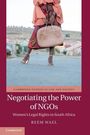 „Negotiating the Power of NGOs: Women’s Legal Rights in South Africa“ von Reem Wael. Frau mit Tasche und Rock auf Straße.
