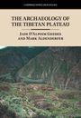 "The Archaeology of the Tibetan Plateau" von Jade D'Alpoim Guedes und Mark Aldenderfer. Landschaftsfoto mit grünen Bergen.