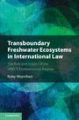 "Transboundary Freshwater Ecosystems in International Law" von Ruby Moynihan. Grüner, blauer und schwarzer Hintergrund.