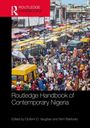 "Routledge Handbook of Contemporary Nigeria", ein geschäftiger Markt mit gelben Bussen, vielen Menschen und bunten Ständen.