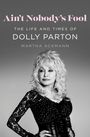 "Ain't Nobody's Fool: The Life and Times of Dolly Parton" von Martha Ackmann. Darunter eine Frau in Schwarz-Weiß.
