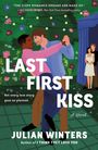 LAST FIRST KISS von Julian Winters. Zwei Männer tanzen unter Lichterkette, im Hintergrund ein Paar. Blumenmuster überall.
