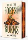 "While the Forest Burns" in großen Buchstaben. Ein Schmetterling vor einem brennenden Baum, Text: "Secrets lie buried in the pines."