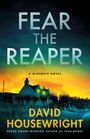 „FEAR THE REAPER“, „A McKenzie Novel“, „David Housewright“. Ein beleuchtetes Haus vor einem dramatischen Himmel.