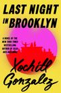 Text: "LAST NIGHT IN BROOKLYN", "A NOVEL BY THE NEW YORK TIMES BESTSELLING AUTHOR OF OLGA DIES DREAMING", "Xochitl Gonzalez". Gelber Hintergrund, rotes Gebäude.