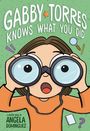 Text: "Gabby Torres Knows What You Did." Illustration: Ein Kind schaut durch ein großes Fernglas, umgeben von Notizen.