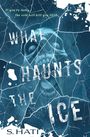 Text: "If you're lucky, the cold will kill you first. WHAT HAUNTS THE ICE. S. HATI." Ein grimmiger Totenkopf hinter gesprungenem Eis.