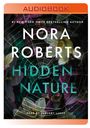 "AUDIOBOOK" oben, "NORA ROBERTS HIDDEN NATURE" zentral, Spinnennetz über Blumen im Hintergrund.