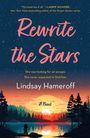 "Rewrite the Stars", Zitat von Laurie Gilmore. "She was looking for an escape. She never expected to find him." Autor: Lindsay Hameroff. Silhouetten von Bäumen und Paar vor Sonnenuntergang an einem See.