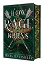 "How Rage Burns", darunter "Tricia Levenseller". Grünes Design mit goldenen Ornamenten und gekreuzten Pfeilen.