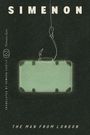 SIMENON, darunter "THE MAN FROM LONDON". Ein Haken hängt über einem Koffer. Links ein ovales Logo: "PICADOR".