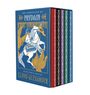 "THE CHRONICLES OF PRYDAIN" oben, darunter Illustration: ein Ritter auf einem Pferd mit einer Flagge, gold-blaues Design.