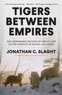 Text: „TIGERS BETWEEN EMPIRES“ von Jonathan C. Slaght. Drei Tiger im Schnee zwischen Bäumen im Hintergrund.