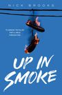 NICK BROOKS oben, Slogan: "TO UNMASK THE KILLER, THEY'LL WALK THROUGH FIRE." Unten "UP IN SMOKE" in weißer Schrift. Turnschuhe brennen.