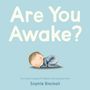 „Are You Awake?“ steht in großen Buchstaben über einem schlafenden Kind in gestreiftem Schlafanzug auf blauem Hintergrund.