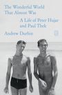 „The Wonderful World That Almost Was: A Life of Peter Hujar and Paul Thek“ von Andrew Durbin. Zwei lächelnde Männer am Strand.