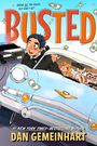 Text: "Break all the rules, but don’t get... Busted," und "Dan Gemeinhart." Illustration: Auto mit Personen, Geldscheine, Polizeiauto.
