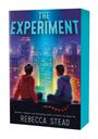 "The Experiment" oben, "Rebecca Stead" unten. Illustration: Zwei Kinder sitzen auf einem Dach, sehen auf eine beleuchtete Stadt.