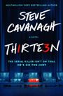 Text: "Steve Cavanagh, Thirteen, The serial killer isn't on trial. He's on the jury." Eine rote Jury-Stuhlreihe in blauer Umgebung.