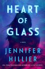 „HEART OF GLASS, A NOVEL, JENNIFER HILLIER“ auf lila-blauem Hintergrund, Silhouette mit wehendem Haar.