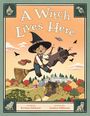 "A Witch Lives Here" in verspielter Schrift. Kind mit Hexenhut auf fliegendem Besen, farbenfrohe Bäume und ein Hexenhaus.