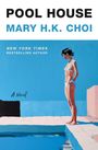 "POOL HOUSE", "MARY H.K. CHOI", "NEW YORK TIMES BESTSELLING AUTHOR", "A Novel". Frau in Bikini steht am Pool.