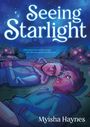 „Seeing Starlight“ steht in leuchtenden Buchstaben. Zwei Personen liegen im Gras und schauen in den Sternenhimmel.
