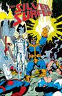 Titel "The Silver Surfer". Eine dramatische Szene mit charismatischem, muskulösen Charakter in Rüstung, andere liegen am Boden.