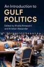 "An Introduction to Gulf Politics" steht in großen Buchstaben. Menschen in traditioneller Kleidung sitzen um Tische.