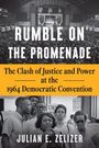 „Rumble on the Promenade“, „The Clash of Justice and Power at the 1964 Democratic Convention“. Menschenmenge, schwarz-weiß.