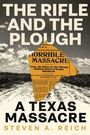 Text: "THE RIFLE AND THE PLOUGH", "A TEXAS MASSACRE", "STEVEN A. REICH", "HORRIBLE MASSACRE". Ein Weg durch ein Feld.