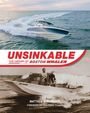 "UNSINKABLE: THE HISTORY OF BOSTON WHALER." Oben: modernes Boot auf Wasser. Unten: historisches Boot mit zwei Personen.