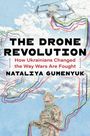 Text: "THE DRONE REVOLUTION: How Ukrainians Changed the Way Wars Are Fought. NATALIYA GUMENYUK." Eine Illustration mit Drohne und Soldat.
