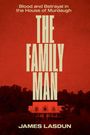 Text: "Blood and Betrayal in the House of Murdaugh, THE FAMILY MAN, James Lasdun." Bild: rotes Haus im Vordergrund, dunkler Himmel.
