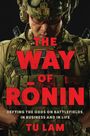 Roter Text: "THE WAY OF RŌNIN". Darunter steht: "DEFYING THE ODDS ON BATTLEFIELDS, IN BUSINESS AND IN LIFE" von TU LAM. Ein Soldat im Tarnanzug und Helm.