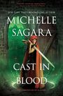 „MICHELLE SAGARA CAST IN BLOOD THE CHRONICLES OF ELANTRA“ Frau mit Schwert in rotem Umhang vor Holztor. Fantasy-Stimmung.