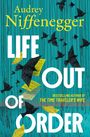 „Audrey Niffenegger: Life Out of Order,“ Bestseller-Autorin von „The Time Traveler's Wife“. Schwarze Vögel, fliegende Notenblätter.