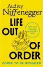 Titel: "Life Out of Order". Audrey Niffenegger. Gelber Hintergrund, Zeichnung von Stiefeln auf einem Koffer.