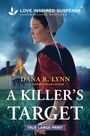 Titel: "A Killer's Target". Autor: Dana R. Lynn. Eine Frau in traditioneller Kleidung, im Hintergrund ein brennendes Haus.