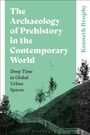 Text in großer Schrift auf grünem Hintergrund: „The Archaeology of Prehistory in the Contemporary World“. Hügel mit Bäumen.