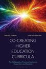 „Co-Creating Higher Education Curricula.“ Bunte, strahlenartige Muster in einem abstrakten Design.